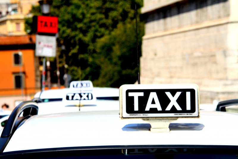 taxis-BIOT-min_taxi_auto_rome_road_white-1051610